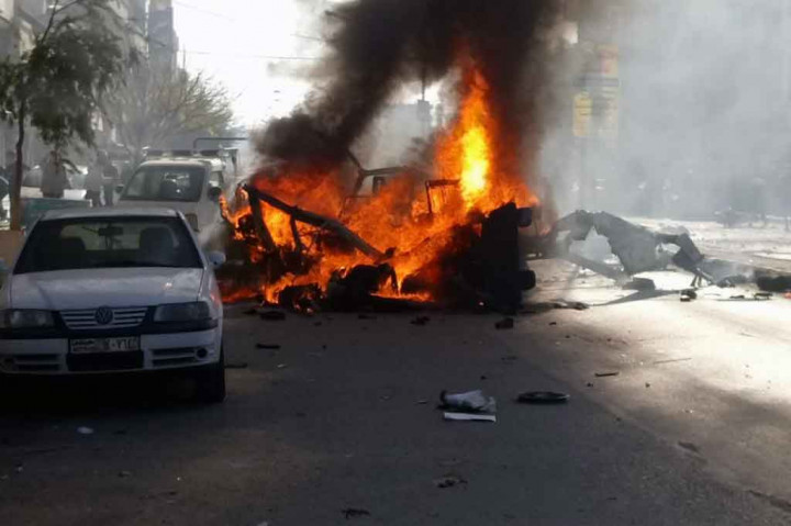 Ledakan bom menghancurkan sebuah minibus berpenumpang mahasiswa di Homs, Suriah, Selasa. Menurut keterangan televisi pemerintah, bom sengaja ditanah oleh teroris.
