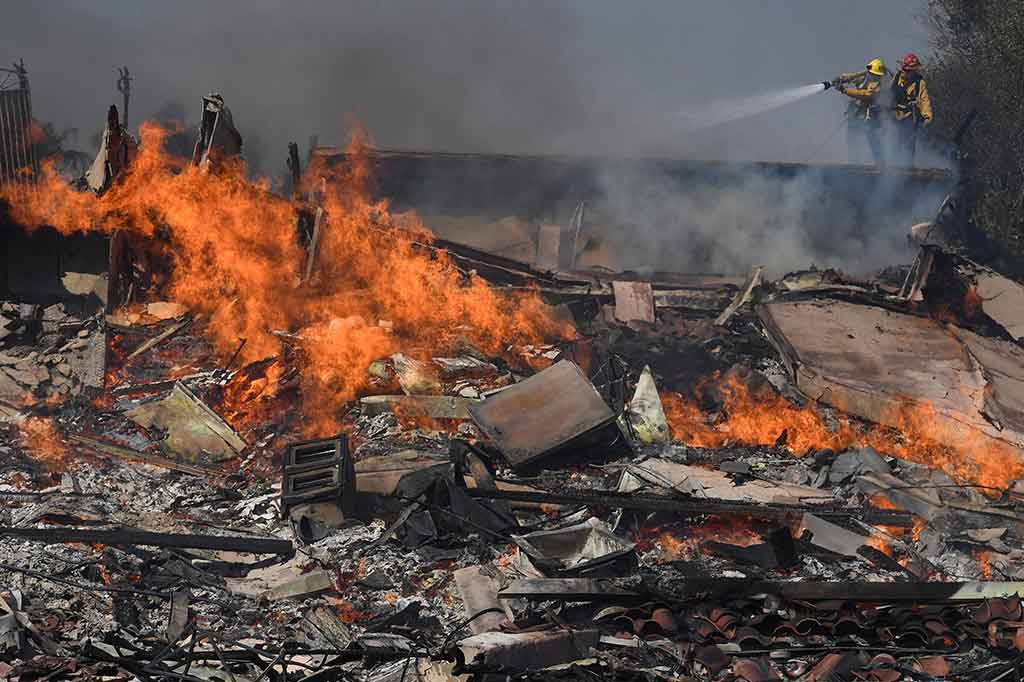 Kebakaran cepat meluas sampai 25 ribu hektar dan dikenal dengan nama Api Thomas, membakar hutan semak kering di Ventura, California pada Senin, 4 Desember 2017 malam.