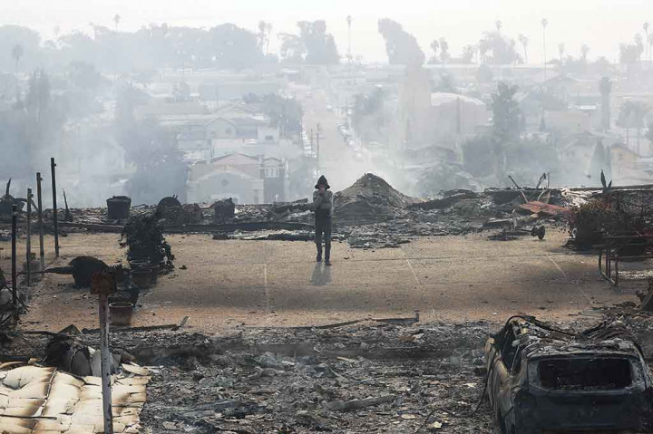 Kebakaran membuat sekitar 7.700 rumah tangga di Ventura County mendapat perintah mengungsi.