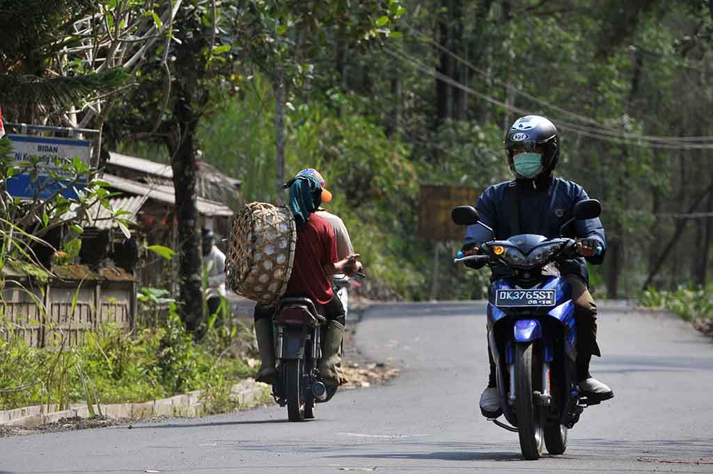 Banyak warga yang juga pengungsi pada siang hari kembali ke daerah berbahaya untuk mengurus rumah, ternak, dan lahan pertanian mereka. 