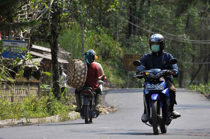 Banyak warga yang juga pengungsi pada siang hari kembali ke daerah berbahaya untuk mengurus rumah, ternak, dan lahan pertanian mereka. 