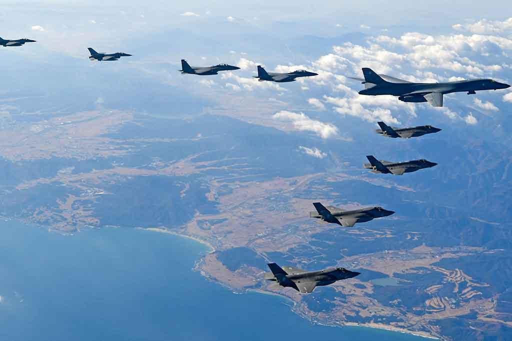Foto yang dikeluarkan oleh Kementerian Pertahanan Korea Selatan pada 6 Desember 2017 menunjukkan pesawat pembom AU AS, Lancer B-1B (kanan atas), melakukan terbang formasi bersama dua pesawat tempur AS F-35A (tengah) dan dua pesawat tempur AS F-35B (bawah), serta dua pesawat tempur Korsel F-16 (kiri) dan dua jet tempur F-15K (tengah atas), selama latihan gabungan militer di Korsel.