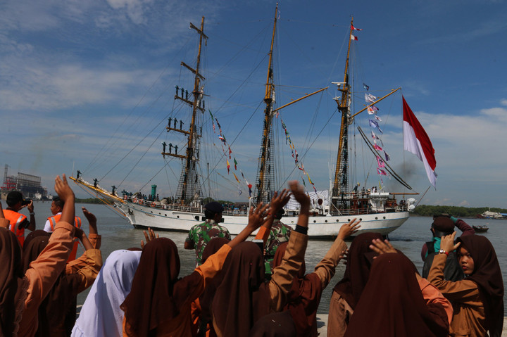 Ratusan masyarakat yang didominasi oleh siswa sekolah tampak sangat antusias untuk melihat langsung kapal tersebut.