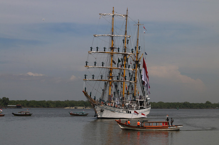 Kapal latih tiang tinggi legendaris KRI Dewaruci singgah di Pelabuhan Penumpang Bandar Deli, Belawan, Medan.