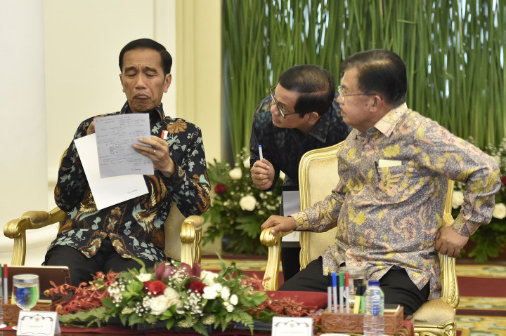 Jokowi meminta para menteri dan kepala lembaga negara nonkementerian tetap fokus bekerja. Dia tidak ingin tahun politik mengganggu konsentrasi mereka melayani masyarakat.
