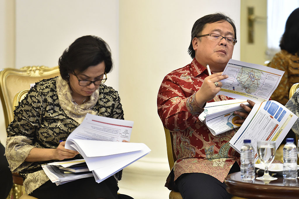 Jokowi  juga mengingatkan menteri dan kepala lembaga negara untuk mengondisikan program-program yang dicanangkan tetap berjalan sesuai target.
