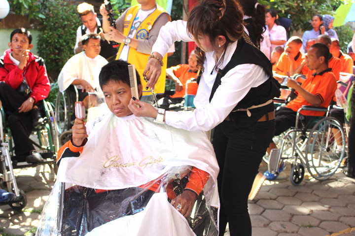 Peringatan Hari Disabilitas Internasional diisi dengan sejumlah kegiatan. Salah satunya pemotongan rambut penyandang disabilitas.