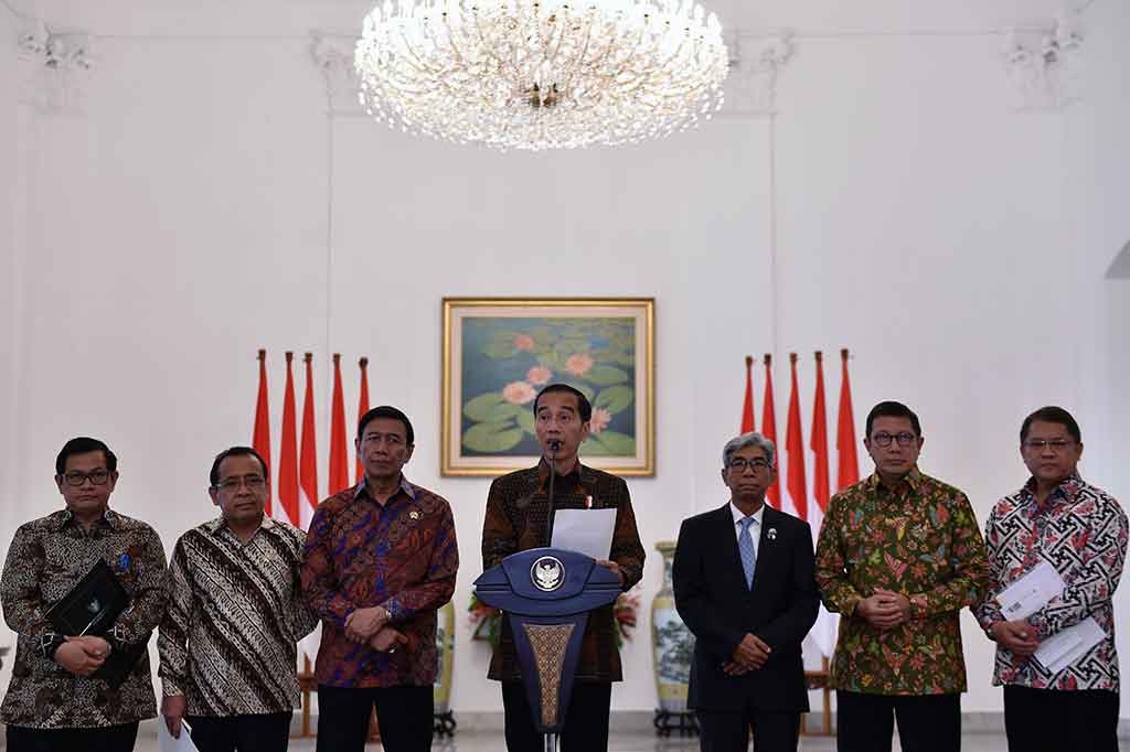 Presiden Jokowi menyatakan bahwa Indonesia mengecam keras pengakuan sepihak AS terhadap Yerusalem sebagai ibu kota Israel. Indonesia, lanjut Jokowi, meminta AS mempertimbangkan kembali keputusan tersebut. 
