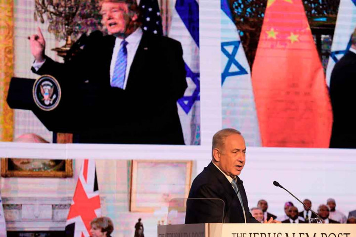 Sementara itu PM Israel Benjamin Netanyahu mengatakan bahwa pengakuan Trump merupakan sebuah langkah penting menuju perdamaian dan tujuan Israel sejak semula. Netanyahu menambahkan bahwa kesepakatan perdamaian dengan Palestina harus mencakup pengakuan bahwa Yerusalem merupakan ibu kota Israel dan ia mendesak semua negara untuk mengikuti langkah yang telah dicontohkan Trump. AFP/Menahem Kahana