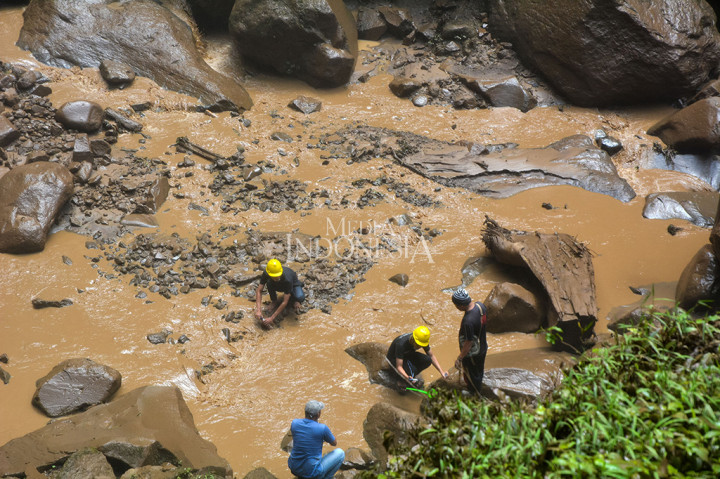 Hal ini juga menyebabkan, batu-batuan alam yang ada di dasar air terjun juga menjadi cokelat. Demikian juga pepohonan yang ada di sekitarnya.