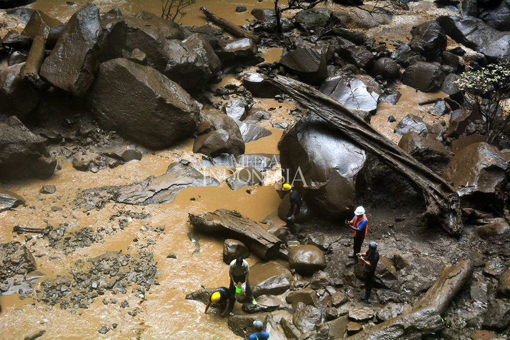 Pengelola Curug Cipendok mengatakan pihaknya kehilangan 6.000 pengunjung sejak air curug mulai keruh, tengah Desember 2016 hingga awal April 2017.
