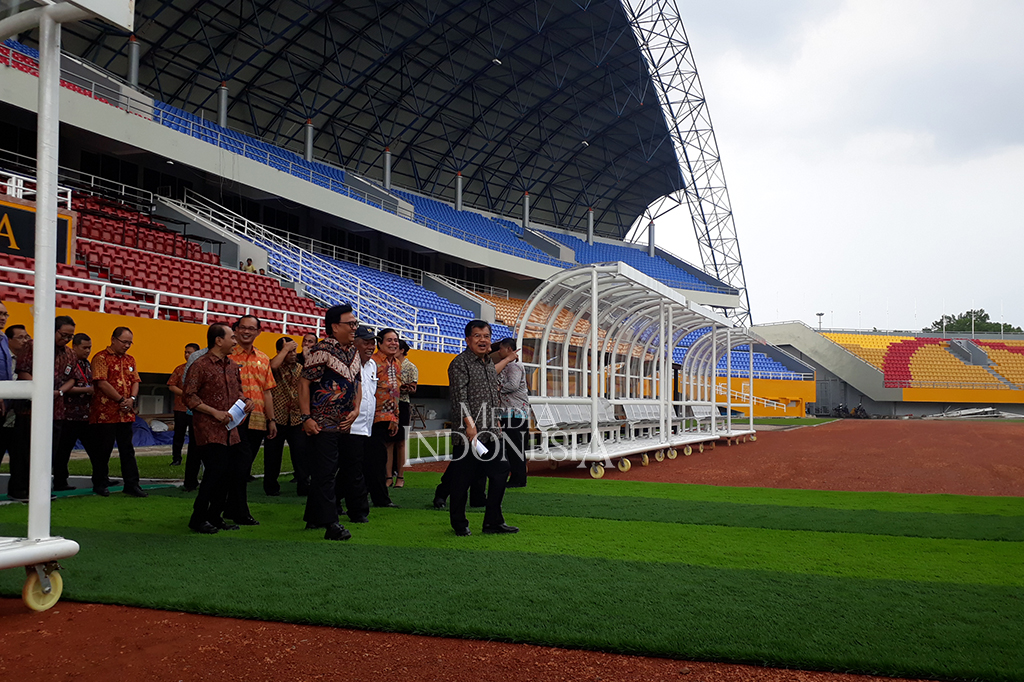 Wakil Presiden M Jusuf Kalla didampingi Menteri PU dan Perumahan Rakyat Basoeki Hadimuljono serta Gubernur Sumsel Alex Noerdin meninjau kesiapan Gelora Sriwijaya Jakabaring Palembang.
