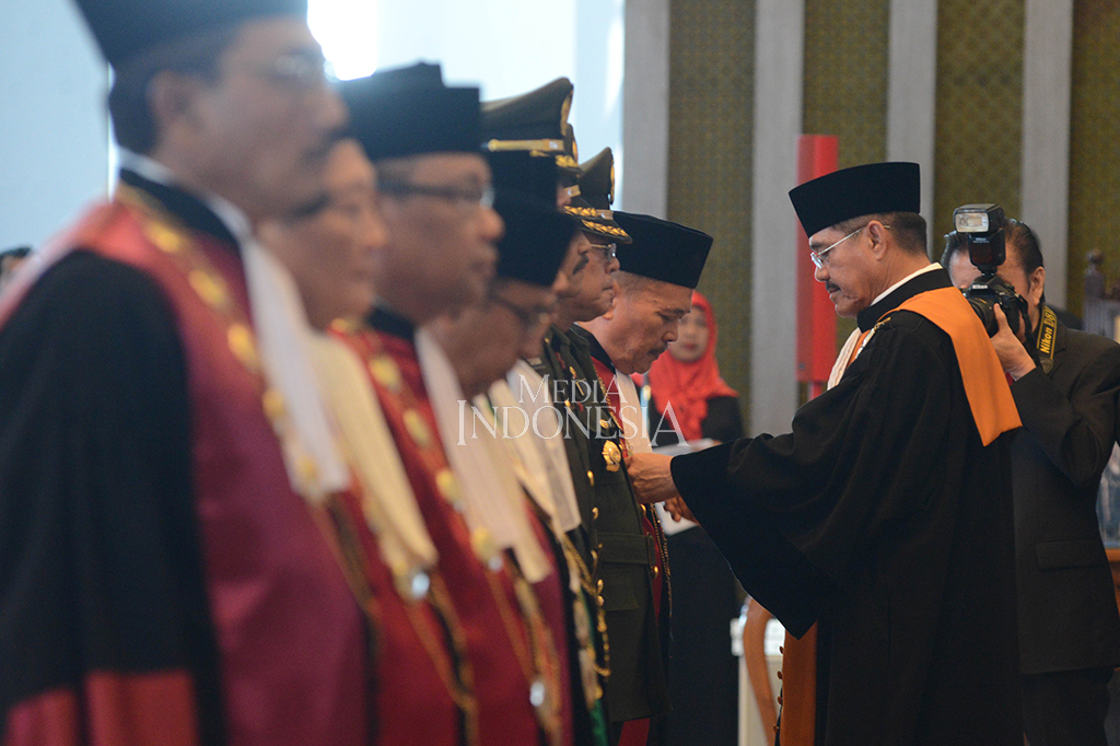 Ketua Mahkamah Agung (MA) Hatta Ali menyematkan tanda jabtan setalah penga,mbilan sumaph jabatan dan pelantikan para Ketua Pengadilan Tinggi Tingkat Banding dari lingkungan peradilan umum, peradilan agama dan peradilan militer di gedung MA.