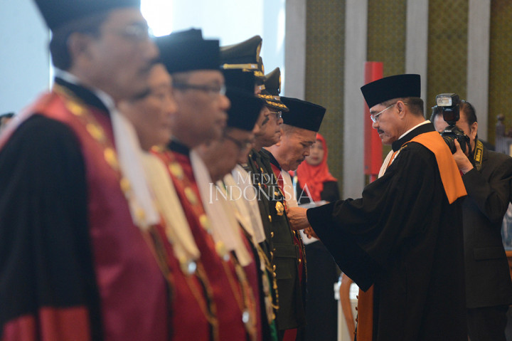 Ketua Mahkamah Agung (MA) Hatta Ali menyematkan tanda jabtan setalah penga,mbilan sumaph jabatan dan pelantikan para Ketua Pengadilan Tinggi Tingkat Banding dari lingkungan peradilan umum, peradilan agama dan peradilan militer di gedung MA.