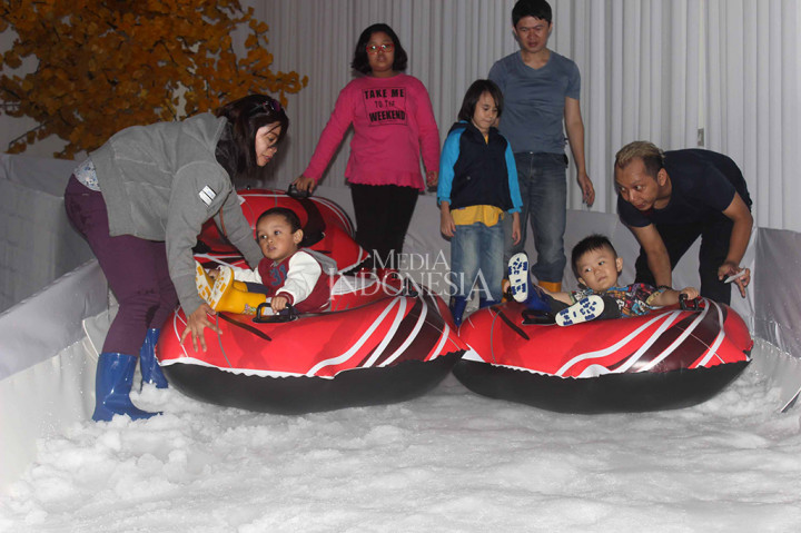Sejumlah pengunjung bermain salju di wahana baru Malang Snow Paradise di Kota Malang.