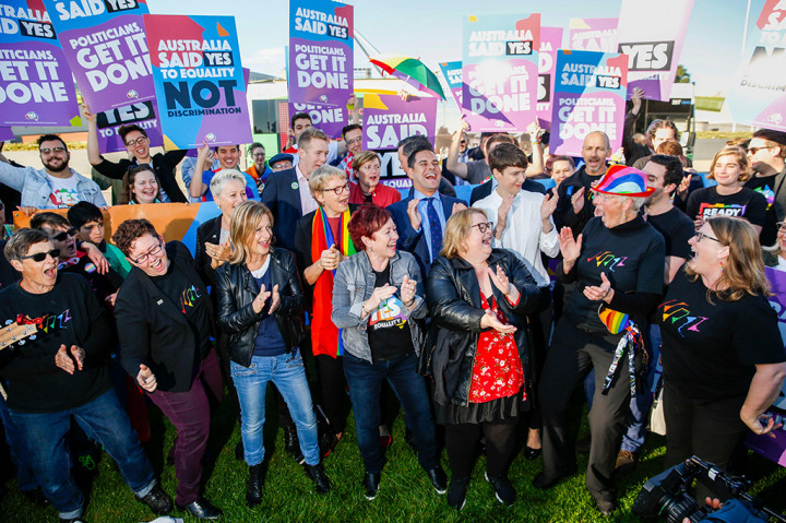 Sebelum hasil voting keluar, banyak pendukung pernikahan sesama jenis berkumpul di luar gedung parlemen. Mereka di antaranya mantan perenang Olimpiade Ian Thorpe dan komedian lokal Magda Szubanski.