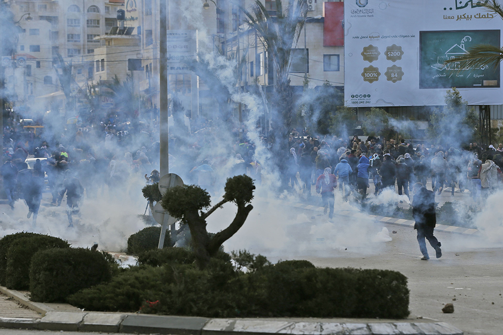 Tembakan gas air mata digunakan Israel dalam pembubaran itu. 