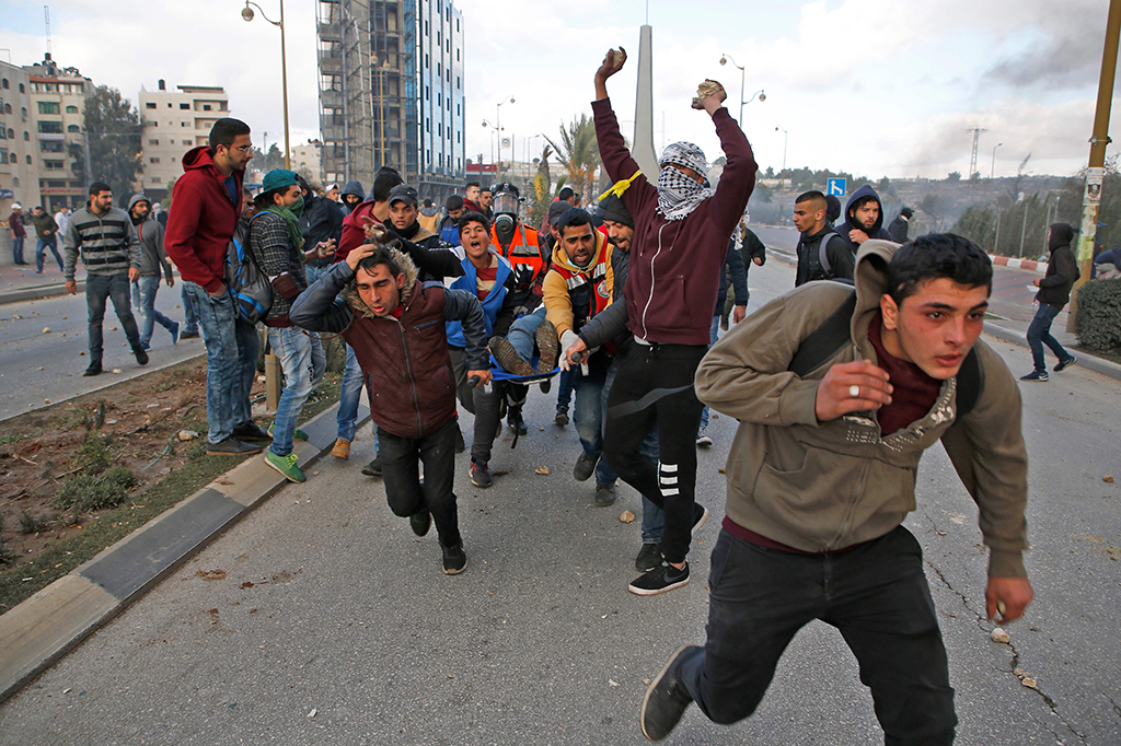Secara terpisah, Bulan Sabit Merah Palestina melaporkan puluhan orang mengalami luka-luka akibat gas air mata, tembakan peluru karet hingga peluru sungguhan dalam aksi protes di Tepi Barat. 