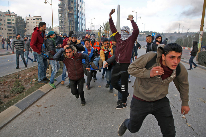 Secara terpisah, Bulan Sabit Merah Palestina melaporkan puluhan orang mengalami luka-luka akibat gas air mata, tembakan peluru karet hingga peluru sungguhan dalam aksi protes di Tepi Barat. 