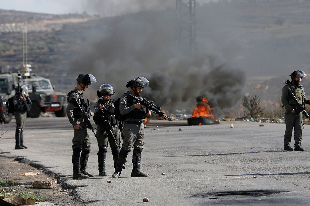 Pasukan keamanan Israel membubarkan ratusan demonstran yang berkumpul di pos keamanan yang ada di pintu masuk Ramallah.