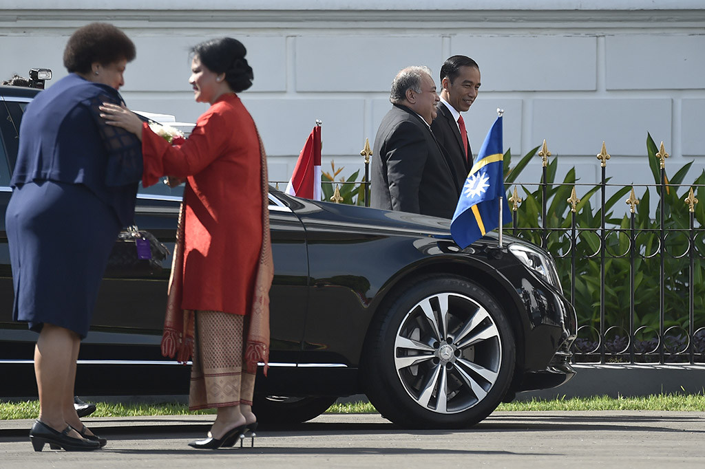 Presiden Joko Widodo didampingi Ibu Negara Iriana Joko Widodo menyambut Presiden Nauru Baron Waqa berserta istri, di Istana Kepresidenan Bogor, Jawa Barat.