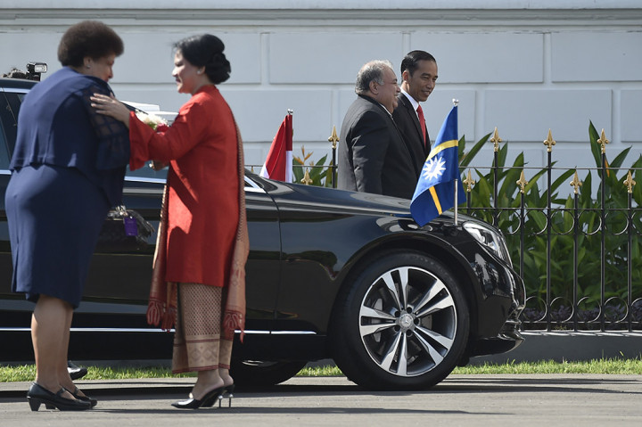 Presiden Joko Widodo didampingi Ibu Negara Iriana Joko Widodo menyambut Presiden Nauru Baron Waqa berserta istri, di Istana Kepresidenan Bogor, Jawa Barat.