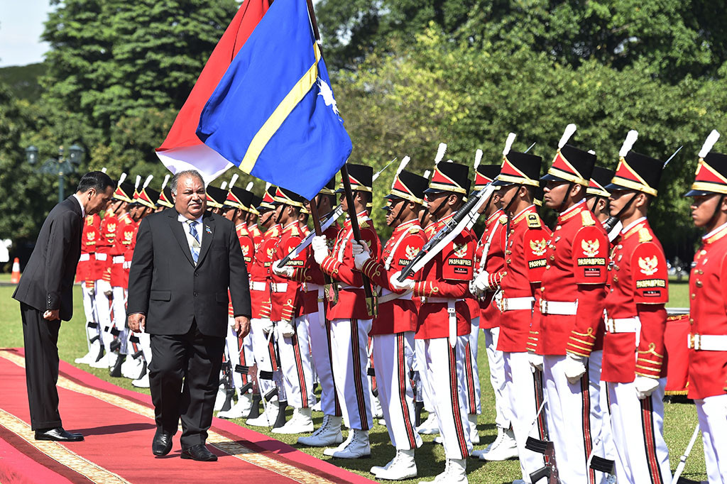 Dentuman meriam sebanyak 21 kali dan lantunan lagu kebangsaan kedua negara juga mengiringi penyambutan Kepala Negara Nauru itu.