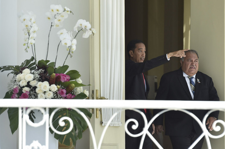 Nauru adalah negara tetangga Indonesia di sebelah timur, di utara Papua Nugini. Nauru disebut-sebut sebagai negara terkecil ketiga di dunia. Luasnya adalah 21 km persegi, kurang lebih agak lebih luas 4 km persegi dibanding Kota Magelang. Penduduknya sebanyak 10 ribu jiwa.