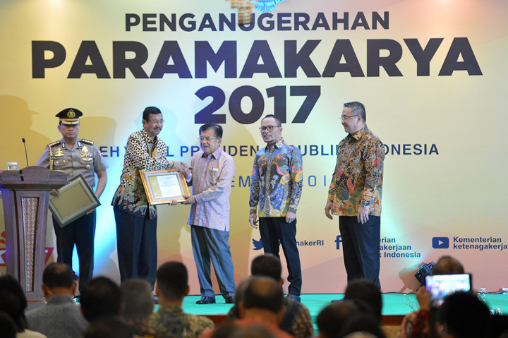 Penganugerahan Paramakarya yang kesembilan ini diberikan oleh Wakil Presiden Jusuf Kalla di ruang Serba Guna, Kementerian Ketenagakerjaan RI, Jumat 8 Desember 2017.