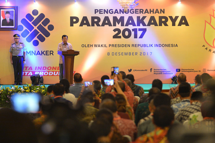Wakil Presiden Jusuf Kalla memberikan sambutan ketika penganugerahan Paramakarya 2017, di gedung Kemenaker.
