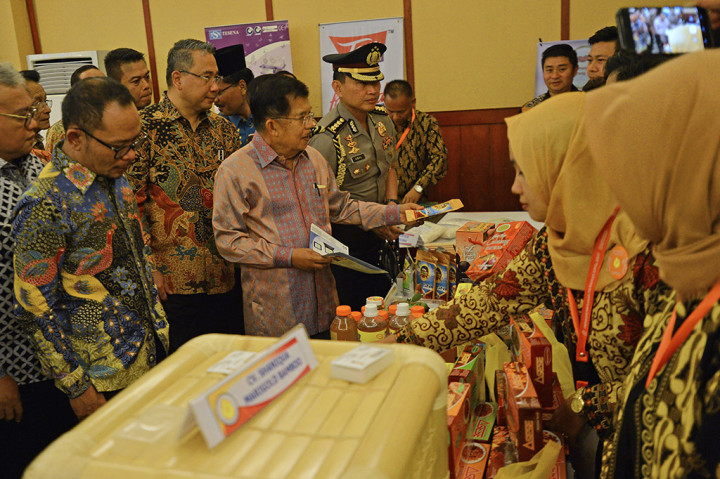 Pemerintah memberikan penghargaan Anugerah Paramakarya 2017 kepada sejumlah kepala daerah yang dinilai telah memberikan dukungan dan pembinaan terhadap pelaku usaha kecil dan menengah serta 30 perusahaan yang berhasil meningkatkan produktivitasnya selama tiga tahun. 