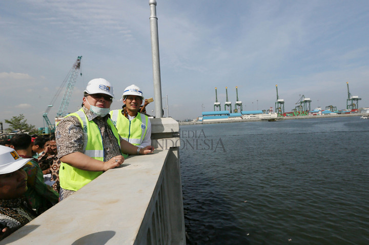 Menteri PPN/Kepala Bappenas Bambang Brodjonegoro bersama Wakil Gubernur DKI Jakarta Sandiaga Uno dan jajaran terkait meninjau proyek pembangunan tanggul pengaman pantai DKI Jakarta Tahap II di Kawasan Cilincing, Jakarta Utara.
