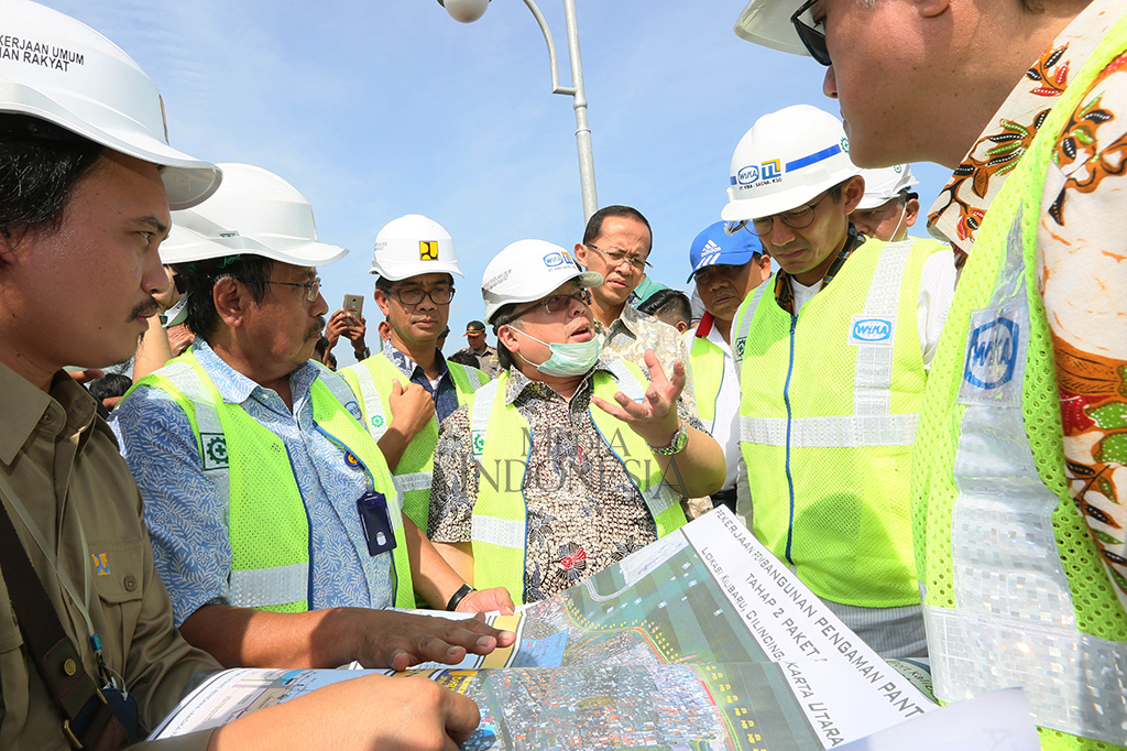 Pengerjaan proyek tanggul laut itu diketahui terhambat lantaran dua pengembang swasta tidak bisa membangun karena terkendala regulasi. Sandiaga masih mempertimbangkan membuat pergub atau perda sebagai regulasi bagi pengembang swasta tersebut.
