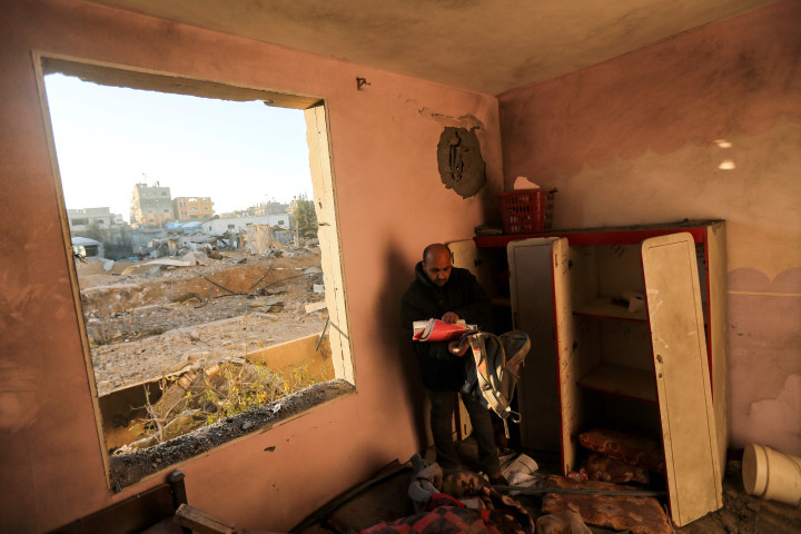 Seorang pria memeriksa kerusakan apartemen tempat tinggalnya yang terdampak serangan udara Israel. 