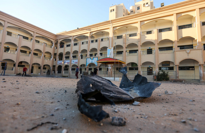 Pecahan mortir di halaman sebuah gedung sekolah yang terdampak serangan udara Israel. 