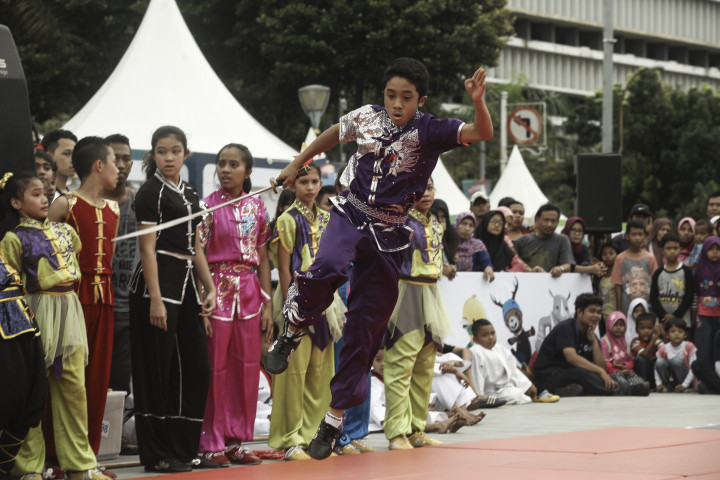 Seorang atlet wushu memperagakan salah satu jurus dalam Asian Games Sport Festival di Taman Fatahilah, Jakarta. Wushu yang berasal dari Tiongkok adalah salah satu cabang unggulan Indonesia.