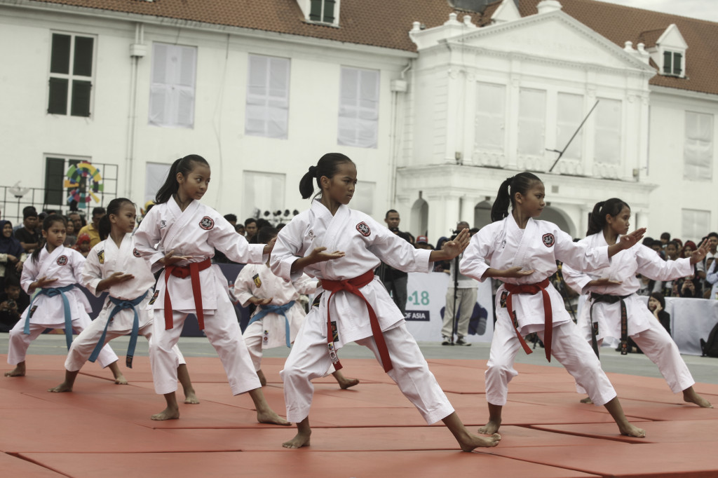Sekelompok kareteka membawakan serangkaian jurusnya. Prestasi karateka Indonesia di tingkat internasional terhitung baik. 