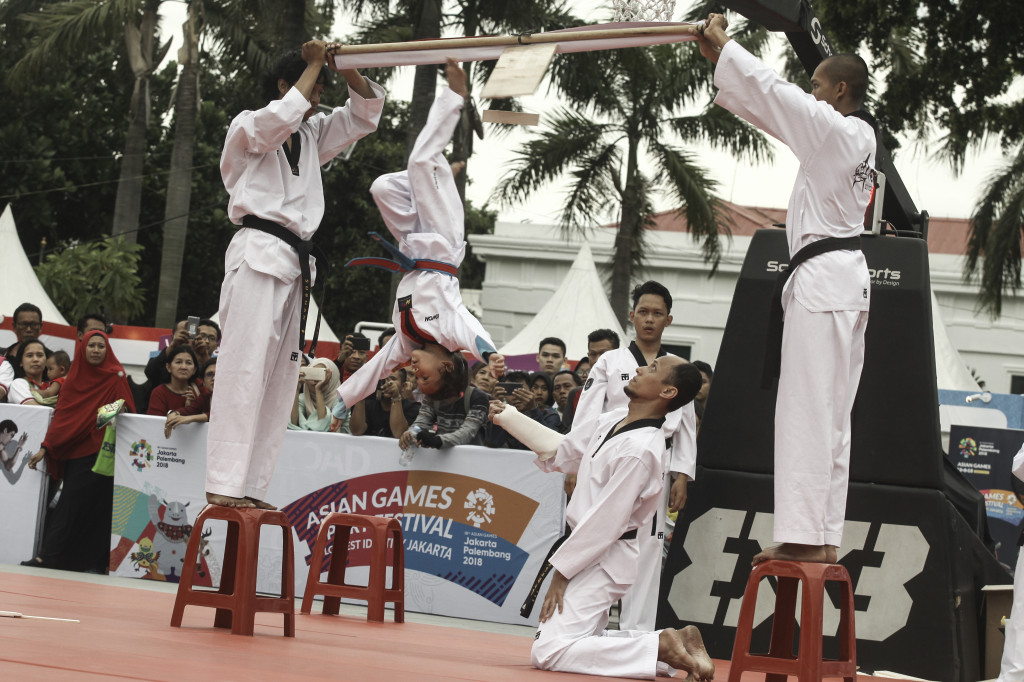Atlet taekwondo memperagakan jurus tendangan yang membutuhkan konsentrasi dan latihan selama bertahun-tahun.