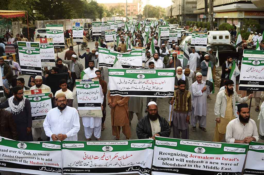 Warga Pakistan turun ke jalan di Karachi memprotes kebijakan Donald Trump. AFP/Rizwan Tabassum 