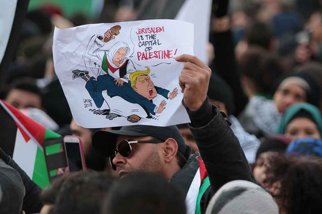 Warga turun ke jalan di Kota Paris untuk mendukung Palestina. AFP/Zakaria Abdelkafi