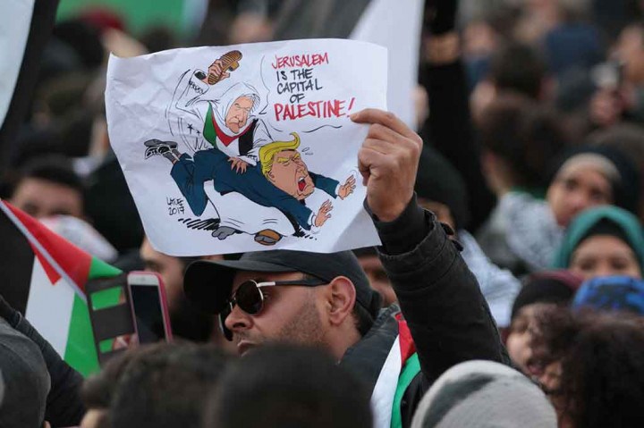 Warga turun ke jalan di Kota Paris untuk mendukung Palestina. AFP/Zakaria Abdelkafi