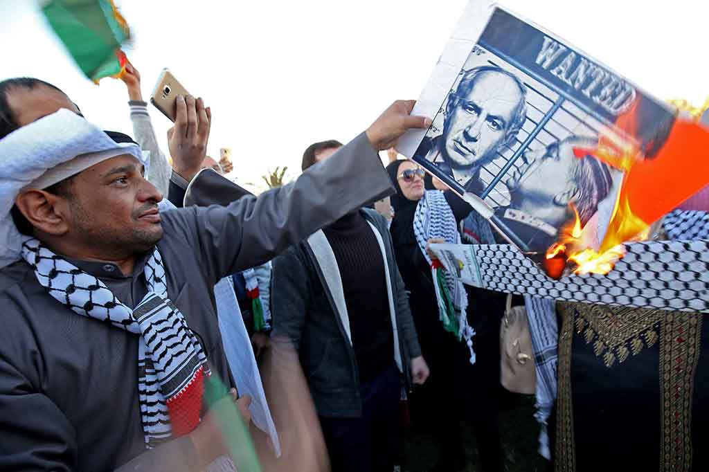 Warga Kuwait membakar poster bergambar PM Israel Benjamin Netanyahu. AFP/Yasser Al-Zayyat