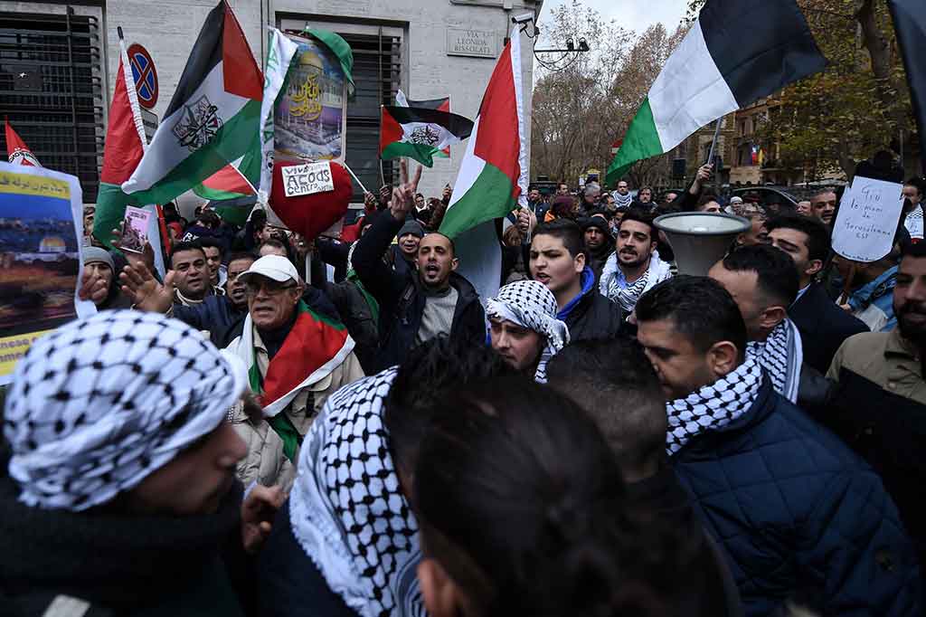 Warga berunjuk rasa di depan Kedubes AS untuk Italia di Roma. AFP/Filippo Monteforte