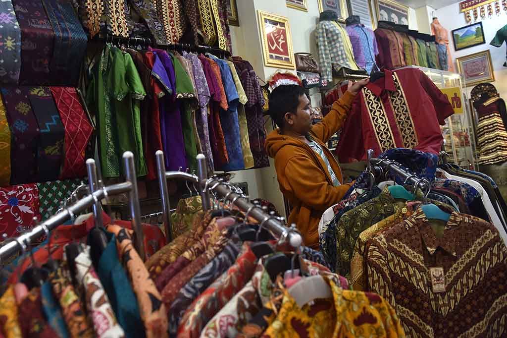 Untuk memasarkan produk kerajinan itu, perajin menjual sendiri ke pasar, terkadang ada pengepul yang datang tiap bulan untuk membeli kain dengan harga murah. Keadaan berubah ketika pada awal tahun 2016, pemerintah melalui Badan Ekonomi Kreatif (BEKRAF) dan Bank Indonesia memberi perhatian khusus kepada kerajinan Tapis itu. Bahkan BI menjadikan tenun Tapis ini menjadi UMKM binaannya. 