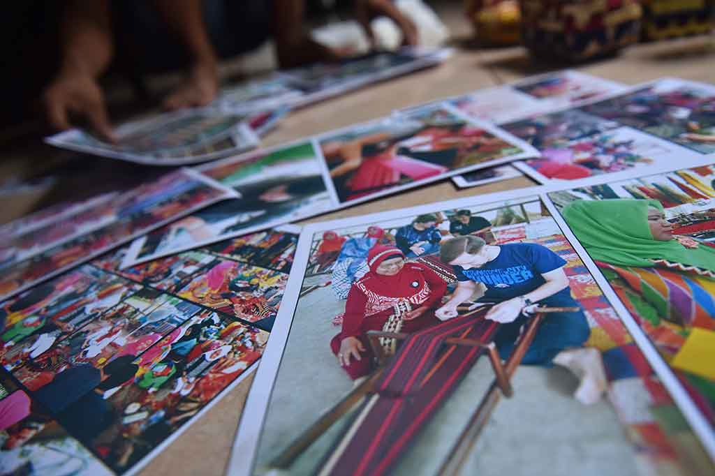 Saat ini produk Tapis Lampung telah berhasil menembus ke pasar mancanegara, bahkan beberapa wisatawan dari Belanda dan Australia secara khusus datang ke Negeri Katon hanya untuk melihat proses pembuatan Tapis itu. Perubahan itu membuat UMKM Tapis kembali bergairah sehingga berdampak pada meningkatnya kesejahteraan warga. 