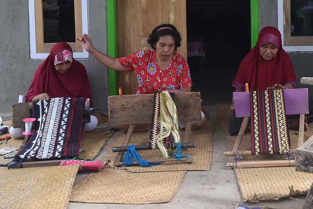 Salah satu sentra kerajinan kain Tapis Lampung berada di Desa Negeri Katon, Kabupaten Pesawaran. Di desa itu, para perempuan baik yang tua dan muda mempunyai keahlian menenun secara tradisional. Bagi masyarakat Negeri Katon, menenun bukan hanya sebagai rutinitas belaka. Tapis bagi mereka adalah warisan leluhur yang harus dijaga eksistensinya. 