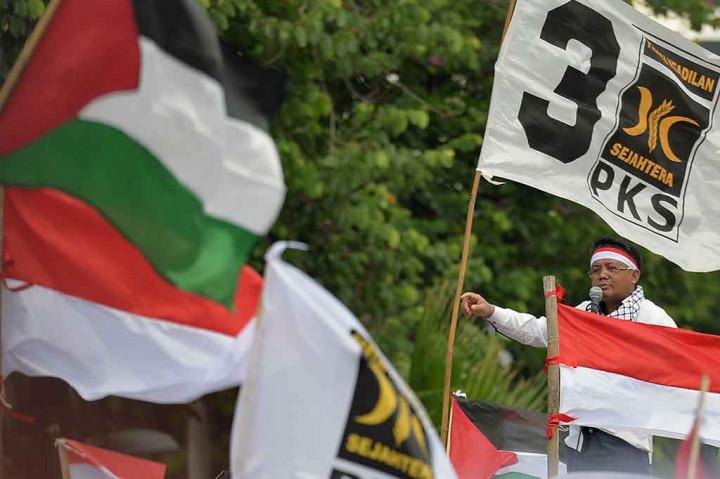 Presiden PKS Sohibul Iman mengatakan bahwa kebijakan Amerika Serikat telah melanggar resolusi Dewan Keamanan PBB yang menyatakan bahwa segala upaya untuk mengubah karakter dan status Yerusalem tidak berlaku dan semua negara diminta menerima keputusan tersebut dengan menarik apapun misi mereka dari Yerusalem. 