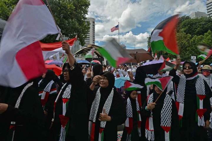 PKS mengutuk keras pernyataan Donald Trump yang mengakui Yerussalem sebagai ibu kota Israel dan menuntut pemerintahan AS segera membatalkan pernyataan sepihaknya tersebut.