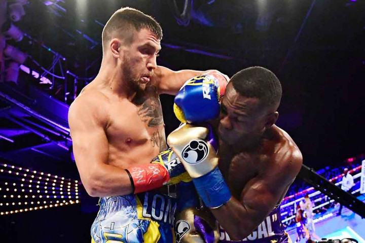 Pertarungan Vasiliy Lomachenko, petinju yang pernah medali emas di Olimpiade Beijing dan London itu berakhir anti klimaks setelah Guillermo Rigondeaux mengalami cedera pergelangan tangan dan menyatakan tidak ingin melanjutkan pertarungan untuk ronde ketujuh.