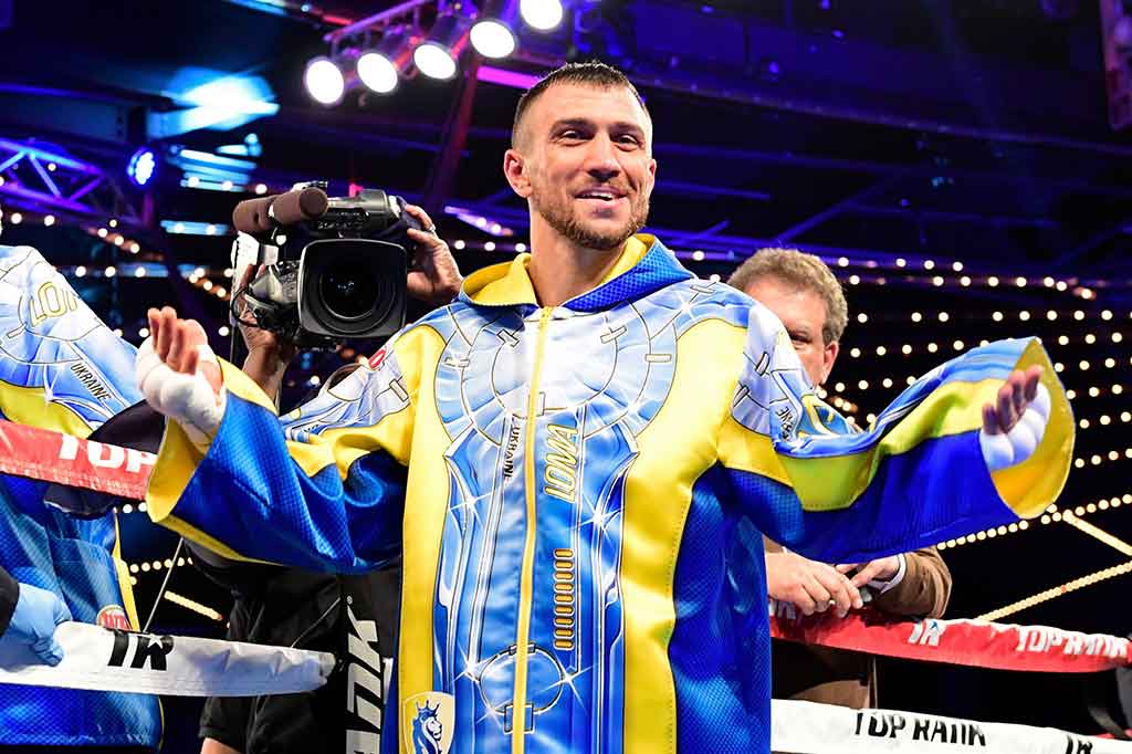 Lomachenko (29) asal Ukraina difavoritkan dalam pertarungannya melawan petinju Kuba itu, akhirnya mempertahankan gelar untuk keempat kalinya dan sekaligus memperbaiki rekor bertinjunya menjadi 10 kali menang termasuk delapan kali menang TKO dan sekali kalah.